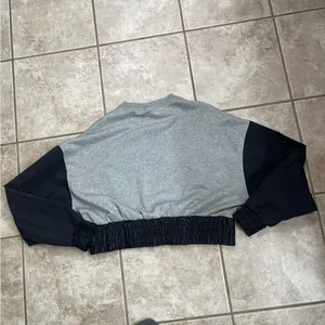 Nike Womens Sweatshirt Sz XS Gray Black Pullover Crew Neck Workout‎ Activewear thumbnail 2