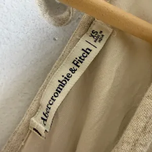 Abercrombie Fitch Linen Blend‎ V Neck Flutter Sleeve Top Tan XS thumbnail 3
