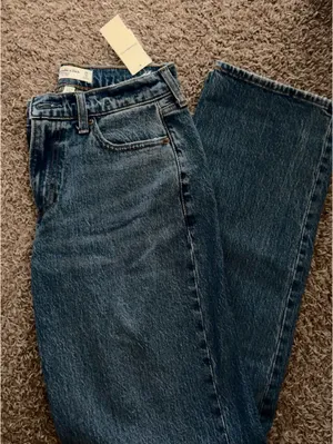 Abercrombie curve love low rise baggy jeans thumbnail 3