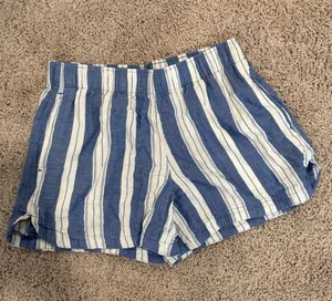 Old navy shorts  thumbnail 1