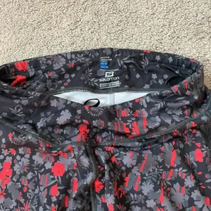 Salomon Womens Floral Cropped Leggings Black Red Grey Athletic‎ Tights Size M thumbnail 5