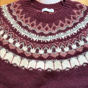 Elegant Burgundy and White Knit Sweater thumbnail 9