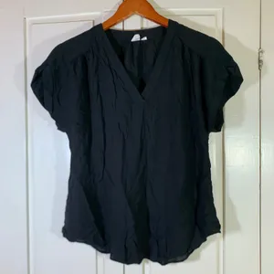 GAP Womens Black V-Neck Cap Sleeve Blouse Top Size Medium Solid Lightweight thumbnail 1