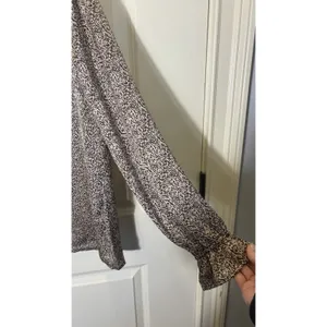 Sabrina Lauren Medium Blouse Animal Print Ruffle V-Neck Long Sleeve‎ Flowy Work thumbnail 6