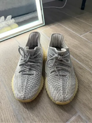 Adidas Yeezy Boost 350 V2 static thumbnail 2