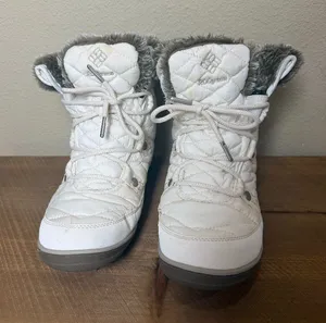 Columbia Women's Heavenly Shorty Omni-Heat Winter Boots in a white/sea salt thumbnail 1