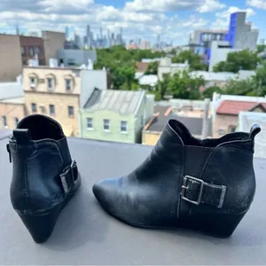 Anne Klein Black Leather Pointed‑Toe Wedge Booties Size 7.5 Sleek Ankle Boots thumbnail 2