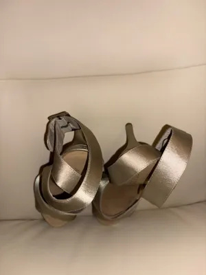 Arezzo brand sandals stand out for their sophisticated gold tone and crisscrossing straps. Elegant style with a high heel. Adjustable ankle strap. Metallic gold color. thumbnail 4