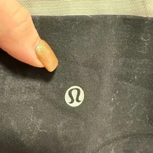 Lululemon Womens Scoop Neck Black Manifesto & White Tank Top Size 8 thumbnail 4