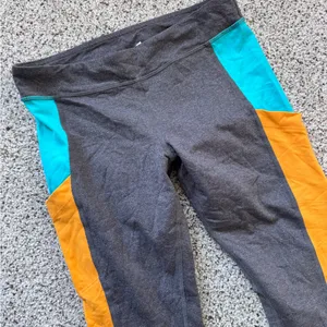 Alo Yoga‎ Ascendant Legging in Colorblock Stormy Heather/Aqua/Flame Small/Medium thumbnail 3