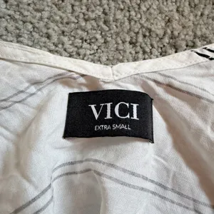 VICI Crop Top Womens XS White Striped Tie Back‎ Boho Flowy Bell Sleeve Blouse thumbnail 5
