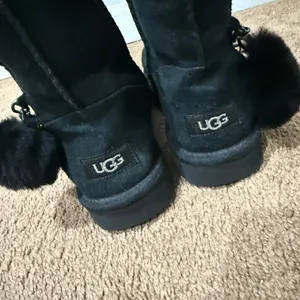 UGG Women’s Classic Short Charm‎ Boots Size 8 Excellent! Black thumbnail 9
