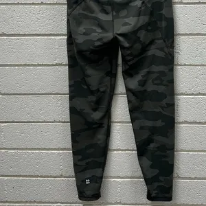 Sweaty Betty Power 7/8 Length leggings in a green camo print size S thumbnail 8