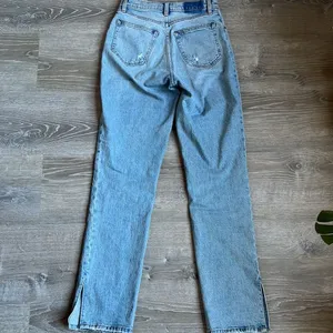 Abercrombie Ultra High Rise 90s Straight Jean, Light with Vent Hem thumbnail 4