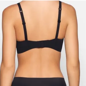 Skims Medium NAKED PLUNGE BRA onyx NWT M-DD NO PADS thumbnail 5