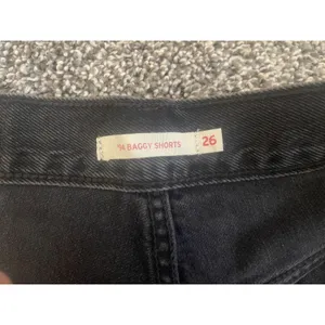 Levi's '94 Black Baggy mid-rise denim Shorts 26 thumbnail 2