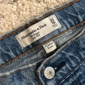 Abercrombie & Fitch Curve Love Low Rise Baggy Jean Medium Wash Size 16 Plus Size thumbnail 2