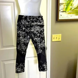 Under Armour Women’s HeatGear Ankle Cropped Camo Print Compression Leggings- M thumbnail 5