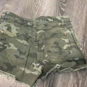 Camo jeans shorts Size 6 thumbnail 2