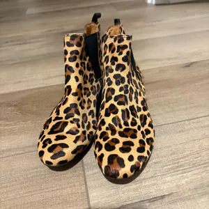 J Crew Calf Hair Leopard Print Chelsea‎ Ankle Boots size 6 thumbnail 2