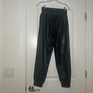 DO+BE Black Faux Leather Joggers High Waisted Elastic Cuffs Small going out thumbnail 4