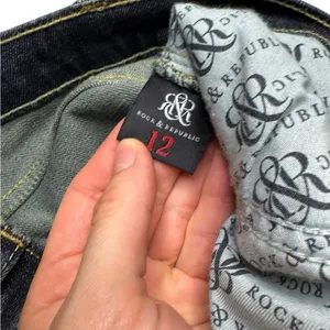 👖 Rock‎ & Republic Bootcut Jeans Women’s 12 ✨ Dark Wash Embroidered Pockets 💙 thumbnail 4