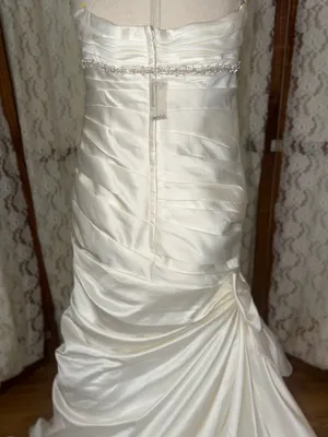 Gorgeous New David’s Bridal Strapless Ruched Satin Wedding Gown thumbnail 8