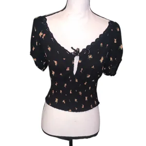 Eyeshadow Womans Size L Top Floral Black Short Sleeve Puff Peasant Blouse Crop thumbnail 1