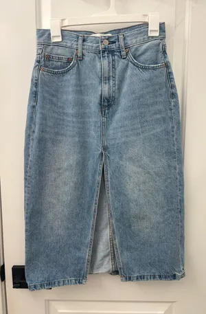 Aritzia denim forum the ‘90s halle denim skirt midi thumbnail 1