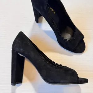 Pelle Moda Black Suede Scalloped Peep Toe Heels Womens 7 Cresent Shaped Heel thumbnail 11