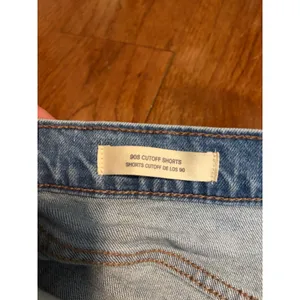 Universal Threads Cutoff Shorts 90s Style‎ Light Wash Raw Hem Size 12/R thumbnail 3
