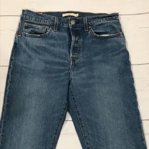 Levi’s blue wedgie cropped jeans thumbnail 2
