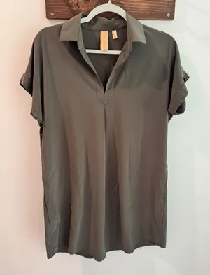 Indyeva Womens Olive Green Short Sleeve V-Neck Tunic Top with Pockets Size Small thumbnail 1