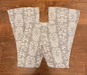 O'Neill NWOT Gray and White Patterned Flare Leggings thumbnail 1