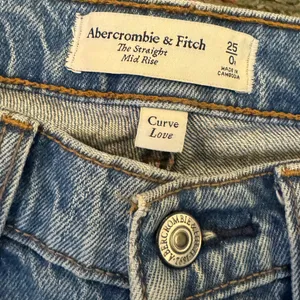 Abercrombie & Fitch Curve Love Mid Rise Straight Jeans thumbnail 6