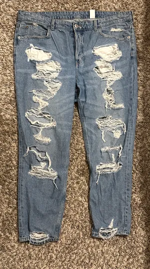 H&M Ripped Jeans thumbnail 3