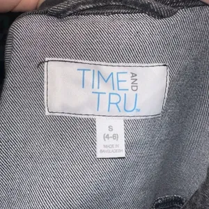 Time & Tru washed black distressed classic S denim jacket thumbnail 3