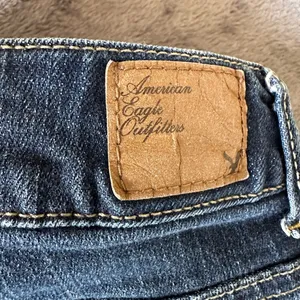 American Eagle Booty Shorts Jean‎ Cut Off Frayed Medium Wash Size 4 Stretch thumbnail 4