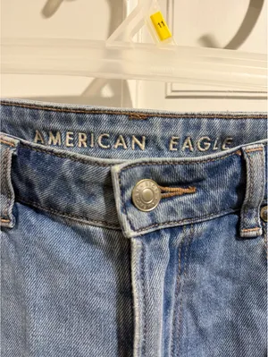 American Eagle Light Wash Mom Jeans Size 6 thumbnail 8