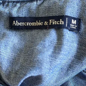 Abercrombie and Fitch Denim Sheath Dress. Size Medium w/embroidered flowers‎ thumbnail 6