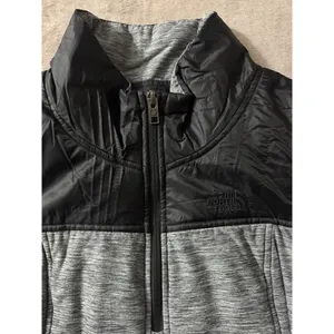 The North Face Women's 1/4 Zip Up Pseudio Vest Gray Black Size Small‎ thumbnail 2