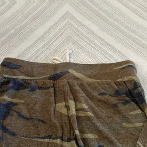 Alternative Earth Camouflage Lightweight Cropped Drawstring Joggers thumbnail 8