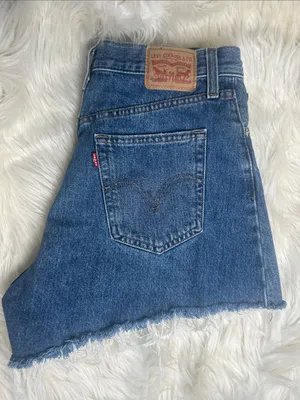 Levi's Shorts Women's Size 28 High Waisted Mom Shorts Frayed Hem Medium Wash thumbnail 4