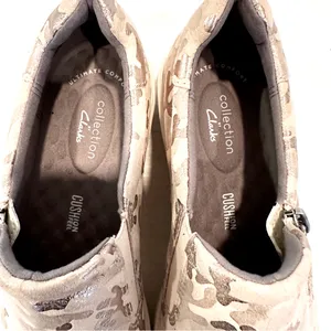Clarks Layton Step Leather Slip On Sneaker Loafers Women's 8.5 Gold Camo Print‎ thumbnail 4