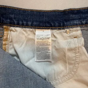 Old Navy Mid-Rise Medium Rinse Boyfriend Denim Distressed Raw Hem Jeans Plus 18 thumbnail 6