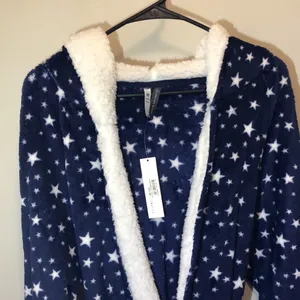 NWT Jaclyn Intimates robe with star design thumbnail 2