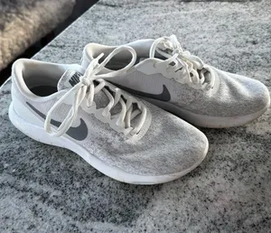 White Nike Women’s Sneakers thumbnail 1