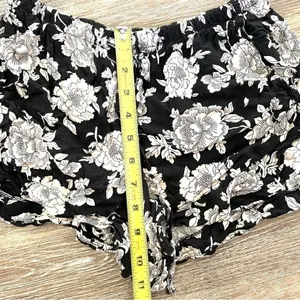 Brandy Melville black and white floral short shorts thumbnail 4