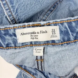 Abercrombie & Fitch Curve Love Loose Fit Jeans thumbnail 5