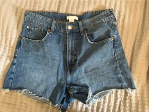 H&M High waisted shorts thumbnail 1